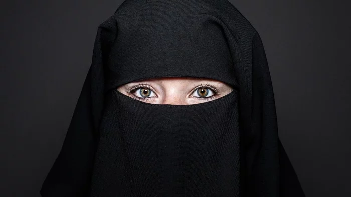 Как переходят границу женщины, которым запрещено показывать своё лицо. Они нашли выход! Ислам, Мусульмане, Религия, Путешествия, Ближний Восток, Граница, Одежда, Длиннопост