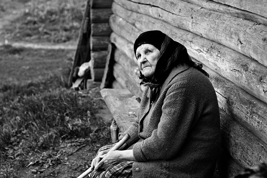 Украинка Ирина голая на лавочке в селе 
