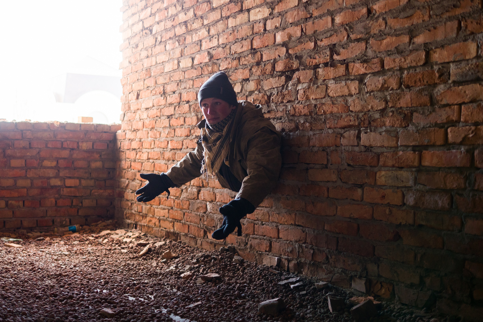 Застрявший в стене парень. Человек вылезает из дыры в стене. Застрявший в стене парень. Человек застрял в вентиляционной шахте. Застрявший в стене парень.