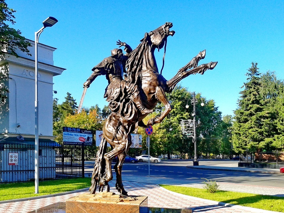 Какой памятник является. Скульптура Ермака в Томске. Памятник Ермаку в Томске. Памятник покорение Сибири Томск. Памятник пятиногому коню Томск.