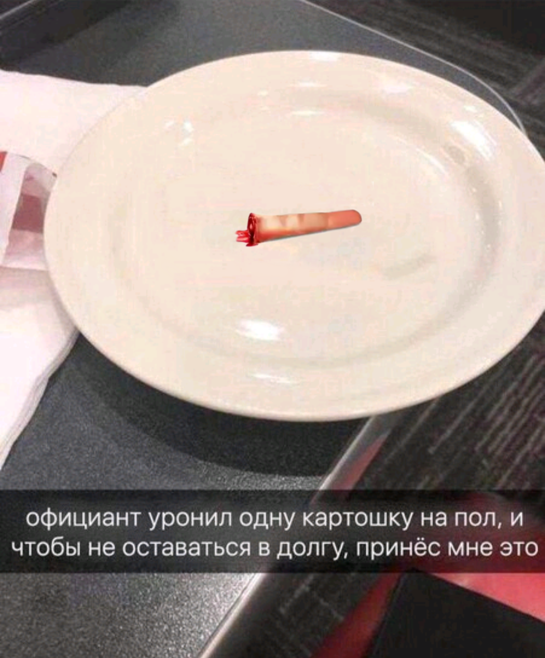 devka-ssit-vo-vremya-obeda-pod-stol-video
