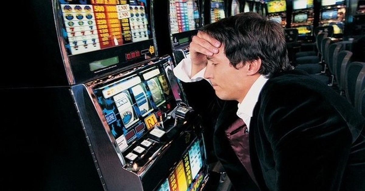 Мир игромании. Лудомания игровые автоматы. Игроман в автоматы. Проиграл в казино. Игровая зависимость от азартных игр.