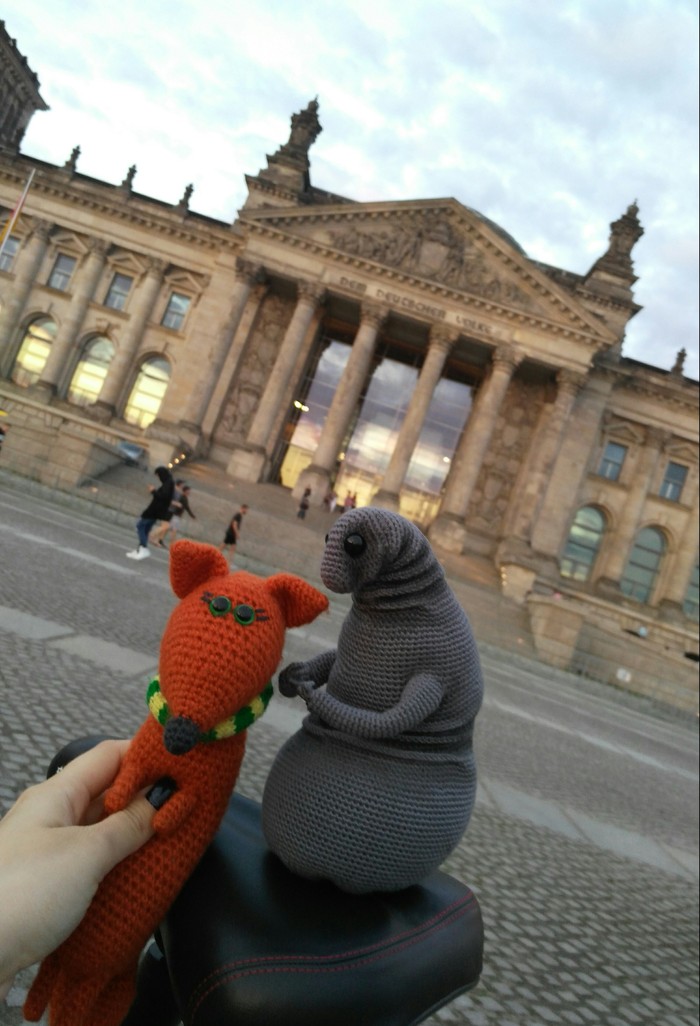 The travels of the lyskisossy. Visit to the Reichstag. - My, Drive, Travels, Germany, Berlin, Fox, Road trip, Author's toy, Longpost