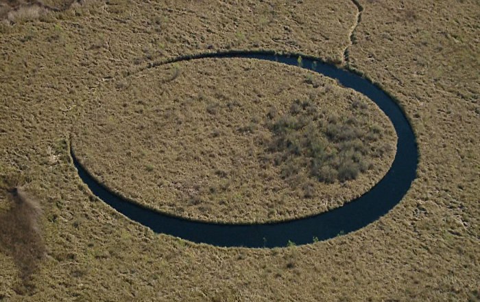 An absolutely round rotating island was discovered in the swamps of Argentina. - Island, Argentina