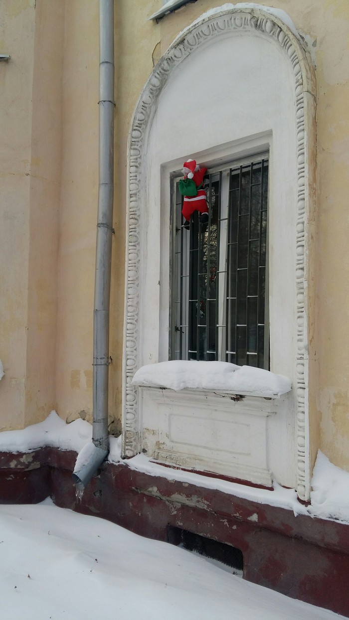 Сбежал или пытается залезть?