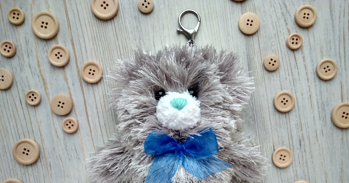 Вязаные мишутки крючком. Бубочка сестра и игрушка. Мишка амигуруми крючком. Вязаные игрушки для молодоженов. Текстильный мишка.