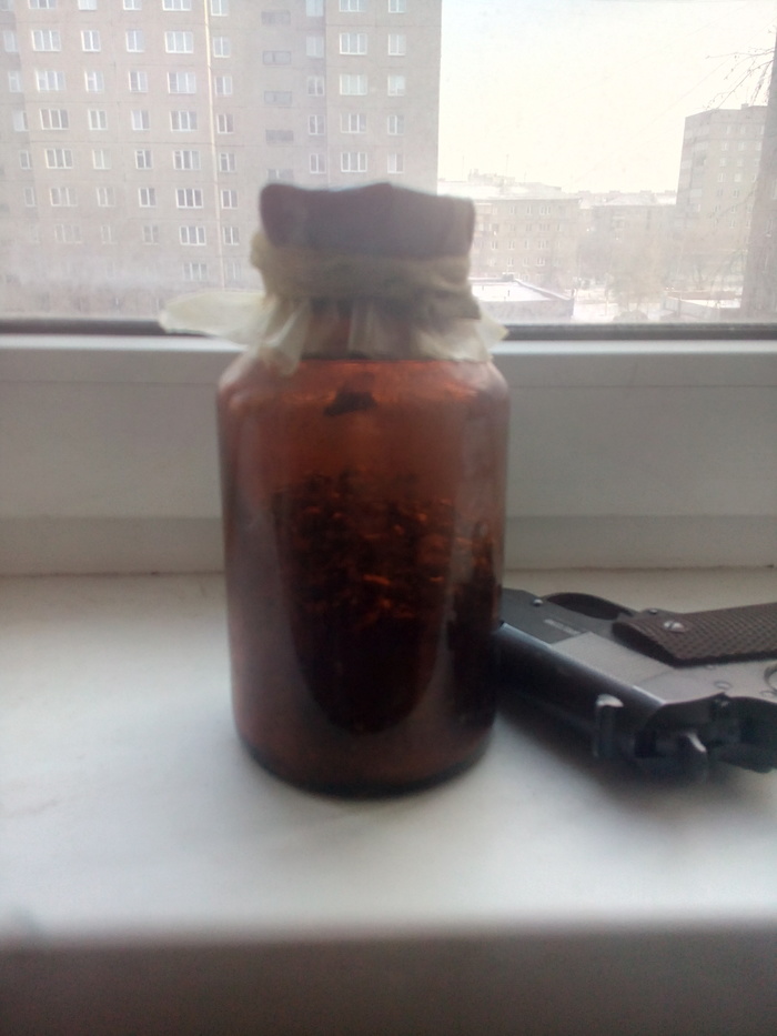 Есть йод, много..