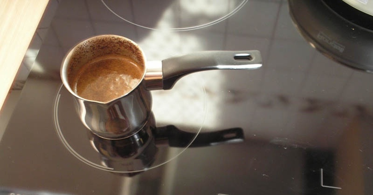 Сварить кофе на газе. Кофе в турке на индукционной плите. Кофе на плите. Подставка для варки кофе на электроплите. Медная турка для индукционной плиты.
