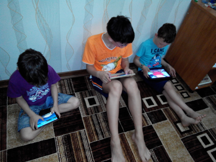 Here we are chatting :) - My, Children, Communication, Generation, Smartphone, Гаджеты, Pupils, Telephone