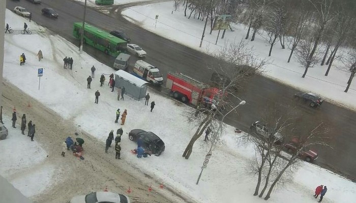 В Могилеве BMW вылетел на тротуар возле остановки и сбил трех человек.
