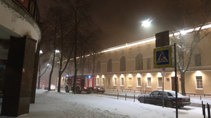 In St. Petersburg, a fire broke out in the building of the Naval Institute - Army, Russia, Saint Petersburg, Fire, Ministry of Emergency Situations, Fire, Rescuers, Video
