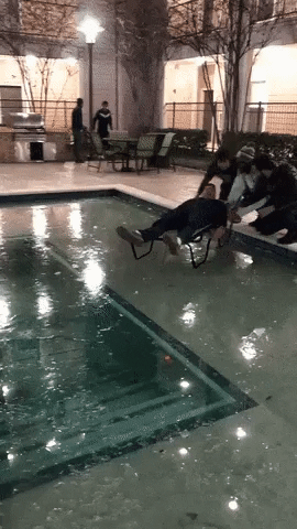 Кода в отеле замёрзла вода в бассейне