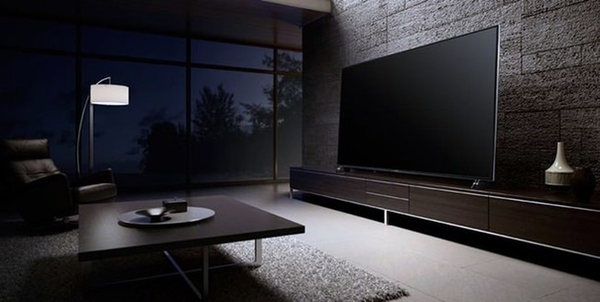 New tv set. Panasonic dx900. Комната с телевизором. Телевизор в интерьере гостиной. Большой телевизор в интерьере.