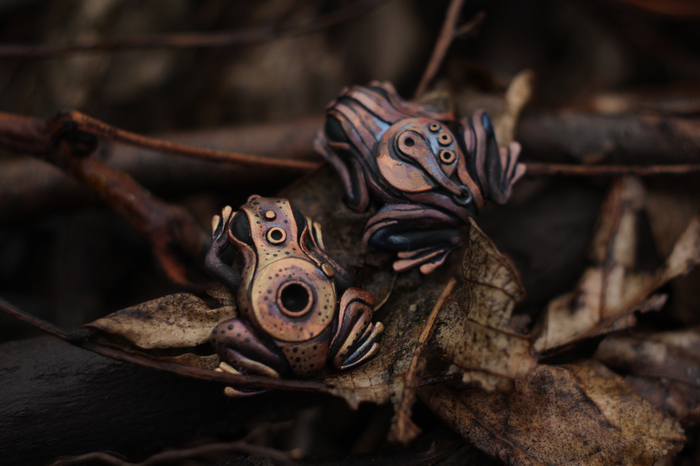 Mechanoid frogs. Pendants. Polymer clay, pastel, acrylic, varnish. The size of an individual is 3.5-4 cm. - My, Frogs, Toad, Pendant, Polymer clay, Biomechanics, Longpost