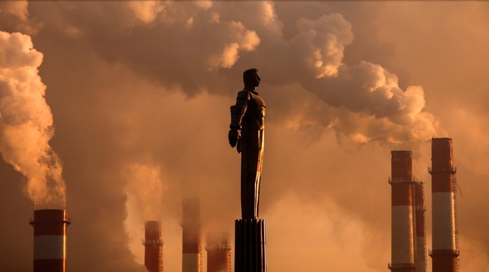 Памятник Юрию Гагарину на фоне пара, поднимающегося от ТЭЦ в Москве. Январь 2017 года / REUTERS/Maxim Shemetov