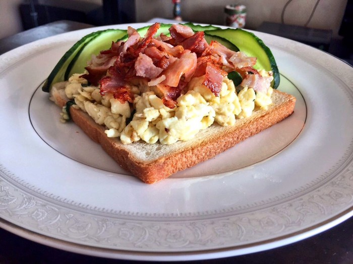 Egg omelet with toast and crispy bacon - My, Breakfast, Food, Yummy