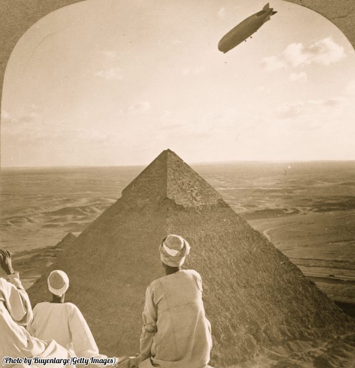 A Zeppelin flew over the over 4,000 year old pyramids of Giza in Egypt, 1931 - Egypt, Pyramid, Giza, Zeppelins, Story, The photo