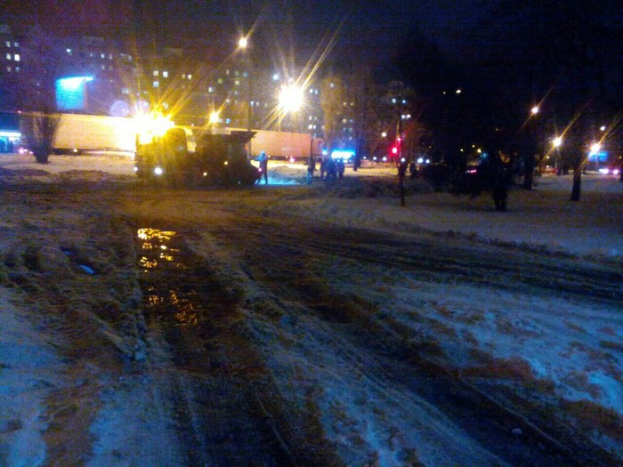 Snow, rain, which means it's time to lay asphalt, right in a puddle. - Asphalt, Winter, Housing and communal services