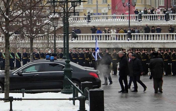 Sobyanin and his retinue park right next to the Eternal Flame at the stelae of the hero cities. - Politics, Moscow, Sergei Sobyanin, Eternal flame