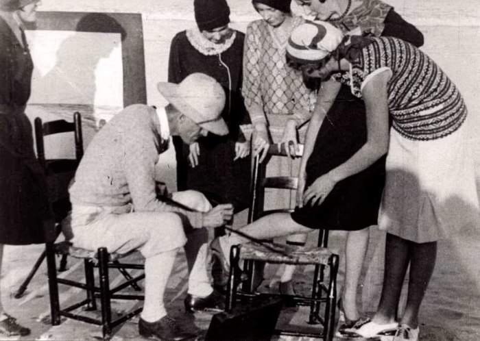 В первой половине XX века, когда чулки были дефицитом, женщины расписывали ноги 