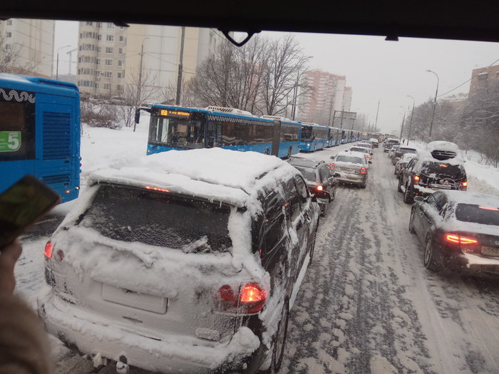 А в Москве автобусы не выпускают на варшавское шоссе - Моё, Снег, Общественный транспорт, Москва, Длиннопост