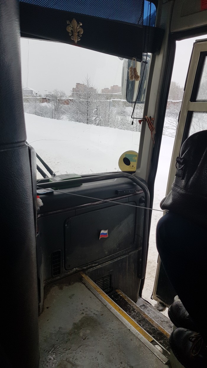 Передняя дверь привязана шнуром. При движении дверь приоткрывается))) - Моё, Дверь, Автобус, Тюнинг