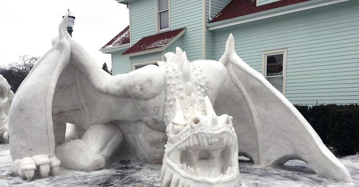Голова дракона на снегу. Снежная фигура дракон. Скульптура дракона из снега. Фигура дракона из снега. Снежный дракон из снега.