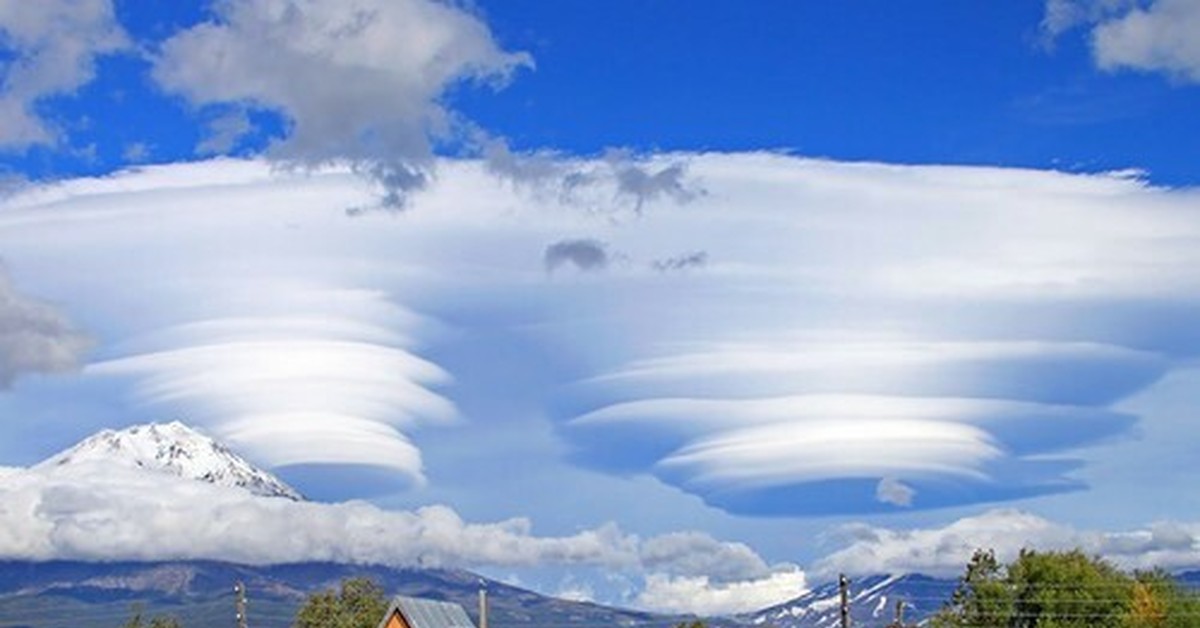 Старая школа лентикулярная. Лентикулярные облака на Камчатке. Корякский вулкан лентикулярные облака. Лентикулярные (линзовидные) облака. Лентикулярные облака на Камчатке фото.