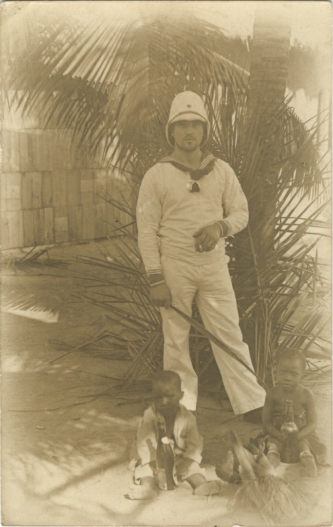 Европейский колонизатор встречает пятницу в кругу своих африканских друзей.