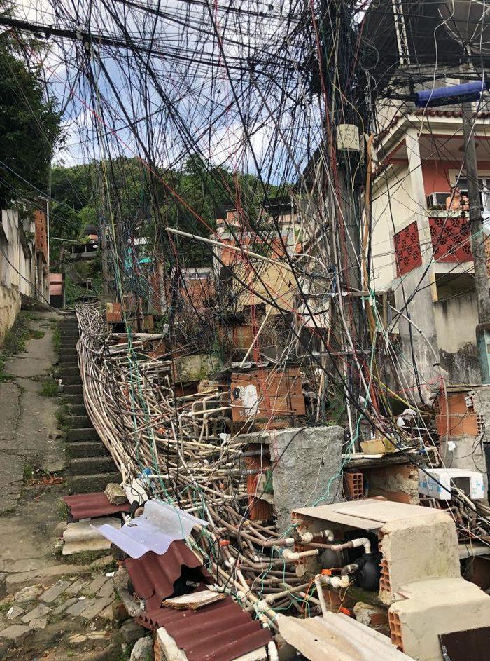 Intricate communications in the favelas of Rio de Janeiro - Brazil, Rio de Janeiro, Favelas, Communications, The wire, Perfectionist hell