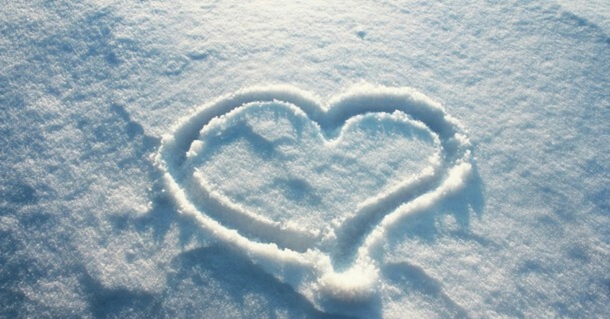 Сердце из снега. Сердечко на снегу картинки. Сердце на снегу. Сердце нарисованное на снегу фото. Магомаев сердце на снегу