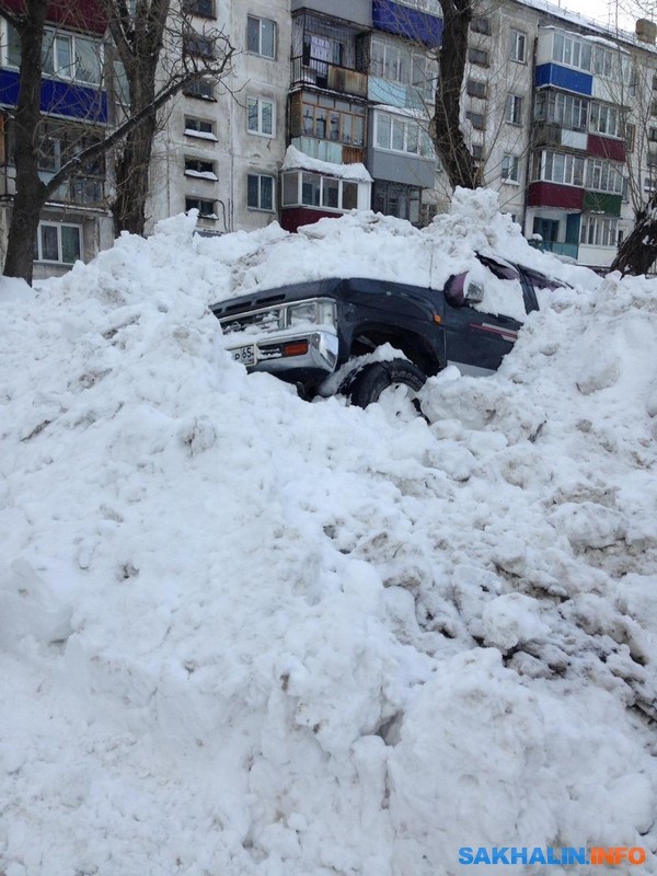 In Yuzhno-Sakhalinsk, public utilities did not see a car in a snowdrift and raked it along with the snow - Housing and communal services, Incident, Sakhalin, Curiosity, Sahkom