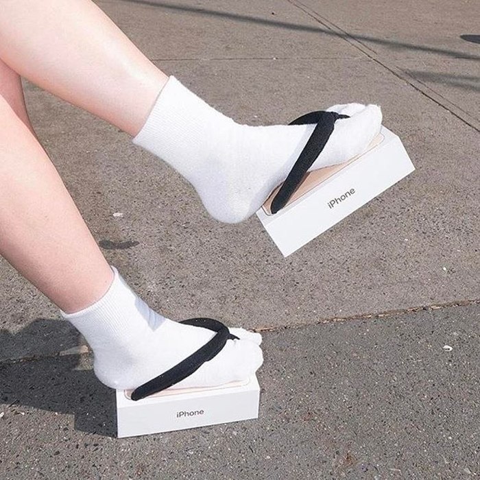 Когда хочешь показать всем, что купил айфон