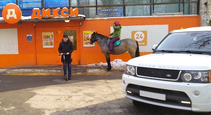 Everything is fine here - a supermarket, a rider, a man on a scooter, a modern car. St. Petersburg, 2018. - Horses, What's happening?, My, Beautiful, Kick scooter