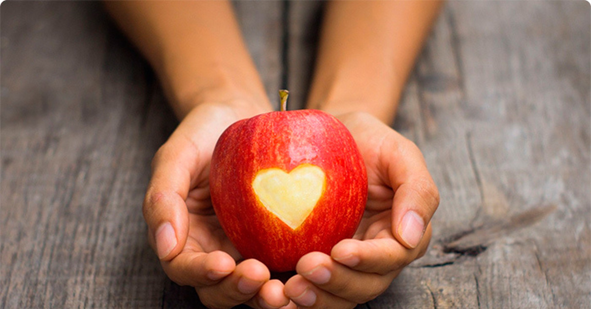 Источника вкусите. Яблоко в руке. Сердце из яблок. Яблоко с сердечком. Фрукты в руках.