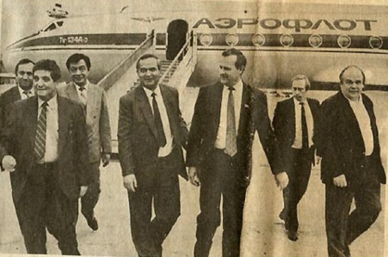 Putin at the Tashkent airport as an assistant to the head of St. Petersburg, 1990 - Future President of Russia, Tashkent, The airport, Vladimir Putin, The photo, Politics
