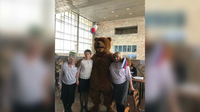 Плюшевая конспирация. В Бурятии на выборы пришёл мужчина в костюме медведя