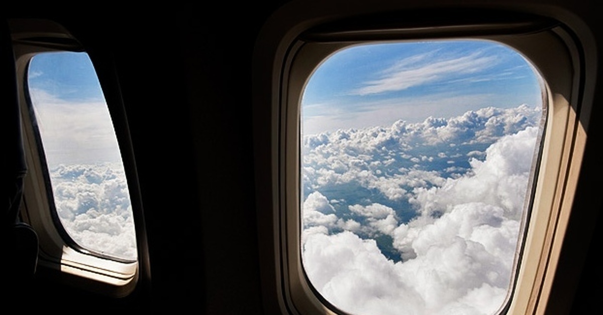 Шторки иллюминаторов. Окно самолета. Иллюминатор самолета. Вид из самолета. Вид из иллюминатора самолета.