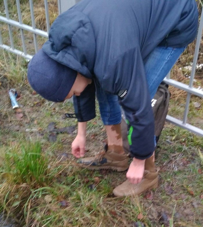 Вляпался в грязь.