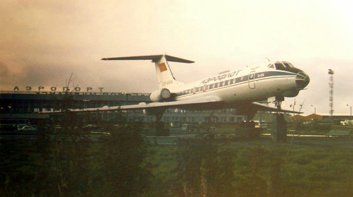 Tu-134 near the building of Murmansk airport - Aviation, The airport, Murmansk, Tu-134, Airplane, Monument