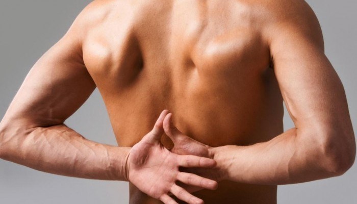 Боль под правой лопаткой сзади со спины: причины