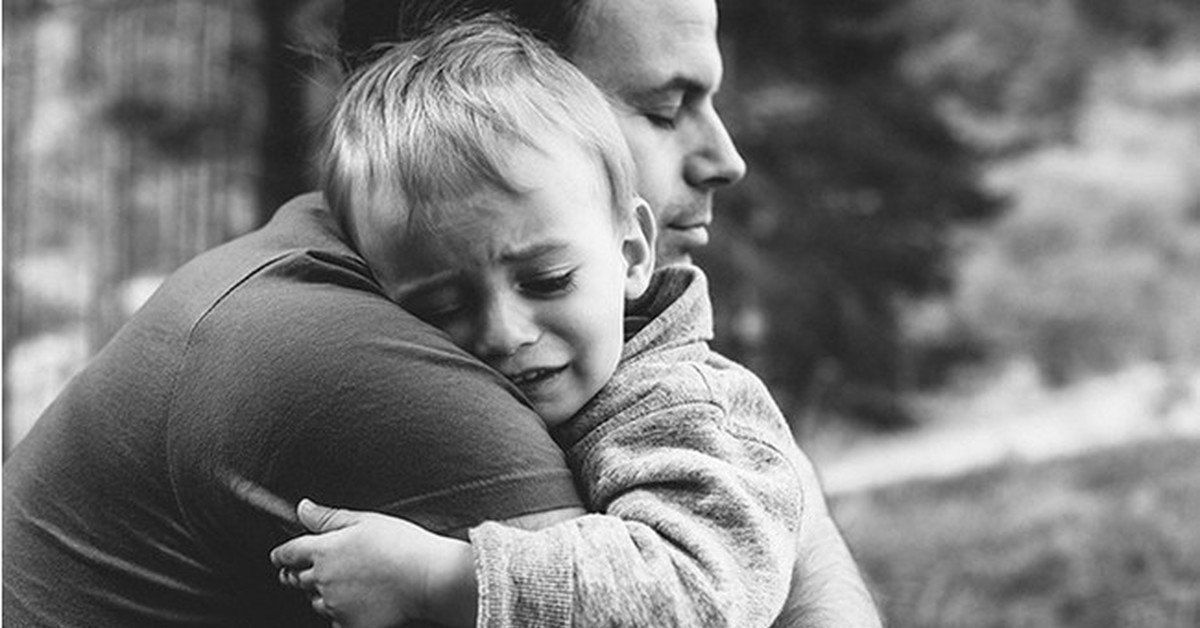 Сын боится мужа. Объятия детей. Дети обнимаются с родителями. Отец обнимает сына. Отец утешает ребенка.