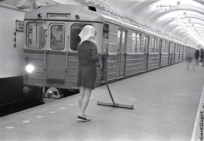 Fashionista cleaning lady - 60th, Metro, Cleaning woman, Outfit