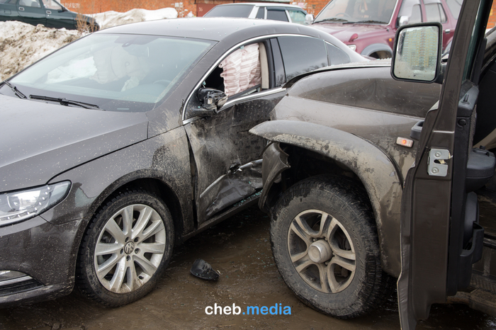 Route wars? In Cheboksary, an SUV rammed a parked foreign car - Minibus, Cheboksary, Carrier, Longpost, Negative, news, Road accident
