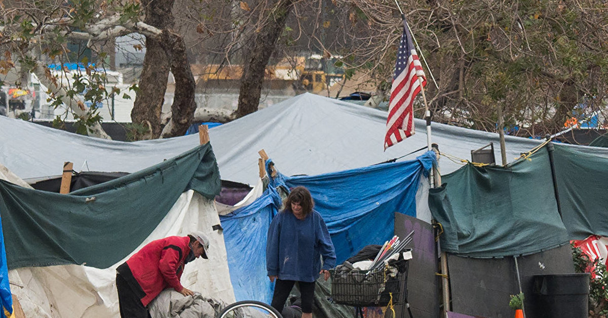 Бомжи в палатке. Нищие американцы. Палаточный лагерь бездомных в США.
