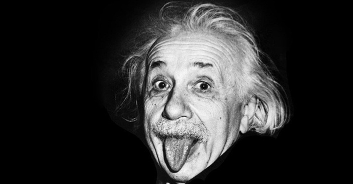 Почему эйнштейн показывает язык на фото