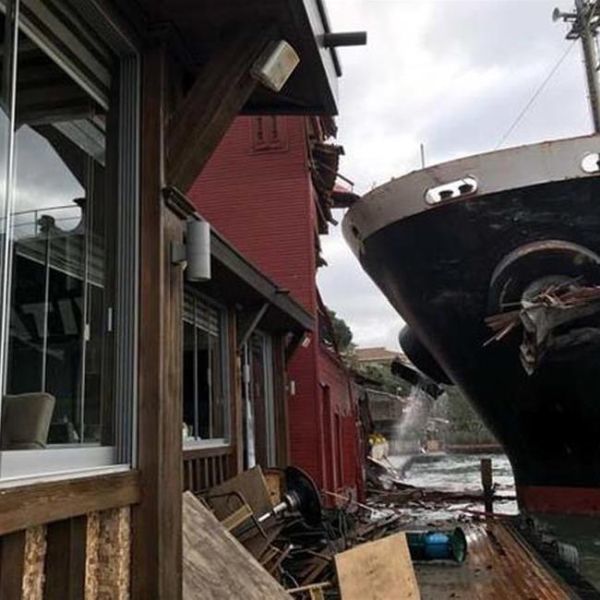 In the Bosphorus, a tanker crashed into an 18th-century mansion - Tanker, Crash, The photo, Longpost