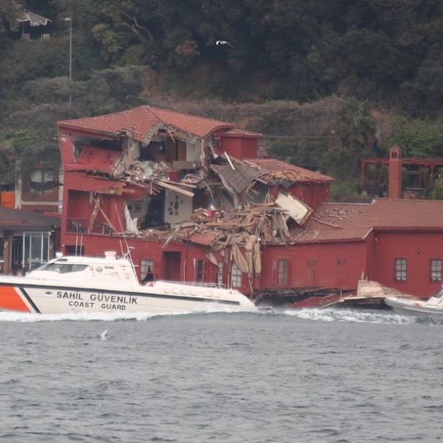 In the Bosphorus, a tanker crashed into an 18th-century mansion - Tanker, Crash, The photo, Longpost