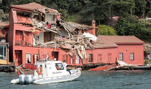 In the Bosphorus, a tanker crashed into an 18th-century mansion - Tanker, Crash, The photo, Longpost