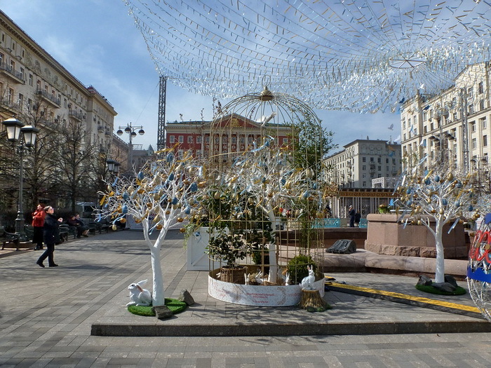 Moscow was decorated with dead pigeons for Easter - My, Moscow, Easter, Holidays, Longpost